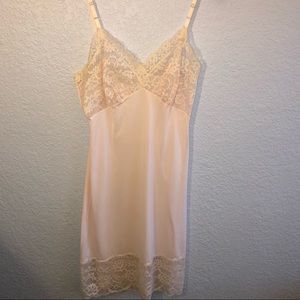 Vintage 50s 60s light pink slip with ornate lace embellishments M EUC
